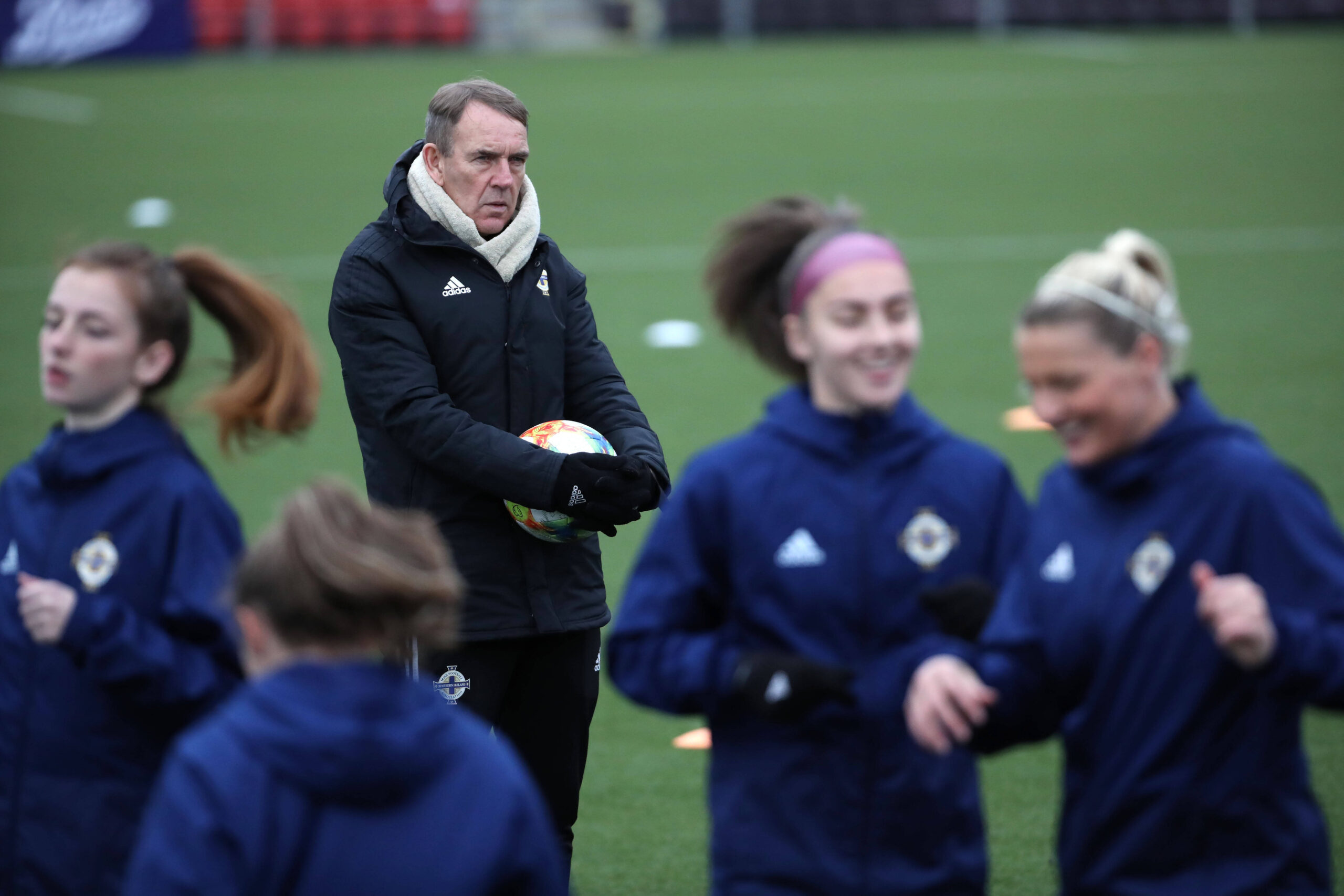 Kenny Shiels beim Training mit der nordirischen Frauen-Nationalmannschaft