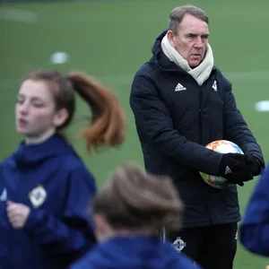 Kenny Shiels beim Training mit der nordirischen Frauen-Nationalmannschaft