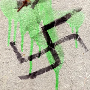 Die Polizei ermittelt wegen gesprayter Hakenkreuze. (Symbolbild).