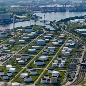 Öltanks der Firma Shell im Hamburger Hafen (Symbolbild)