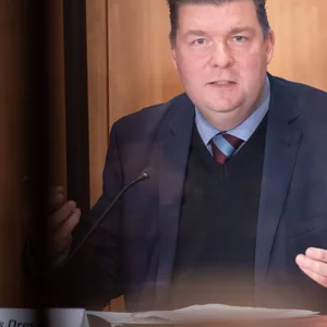 Finanzsenator Andreas Dressel (SPD) hat sich die Kniescheibe gebrochen (Archivbild).