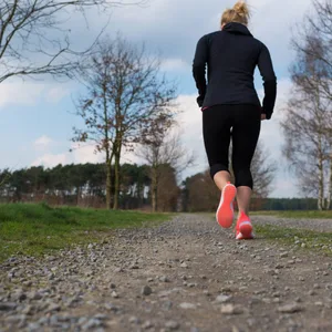 Ein 17-Jähriger würgte eine Joggerin im letzten Jahr bewusstlos – jetzt hat der Prozess gegen ihn begonnen. (Symbolbild)