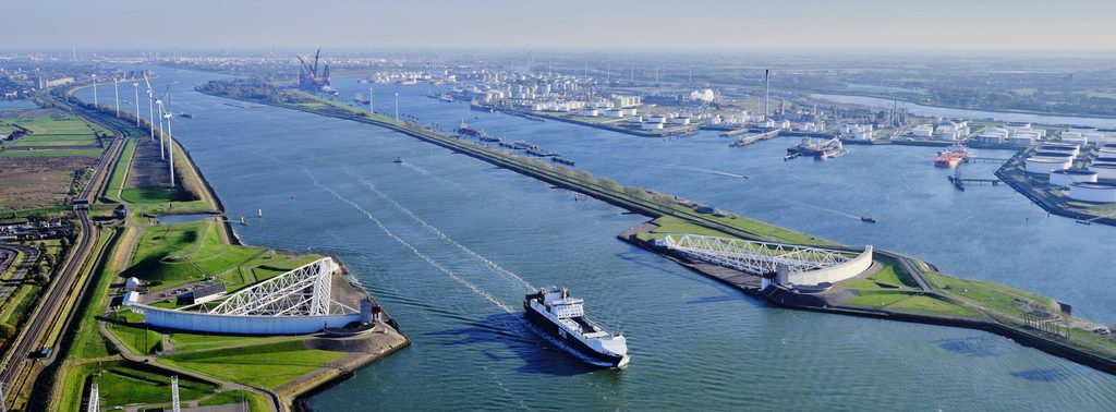 Bei dem Maeslant-Sperrwerk vor Rotterdam können die riesigen Stahlflügel bei Sturmflut geschlossen und die Stadt geschützt werden. Doch so ein Sperrwerk in der Elbe müsste noch viel größer sein.