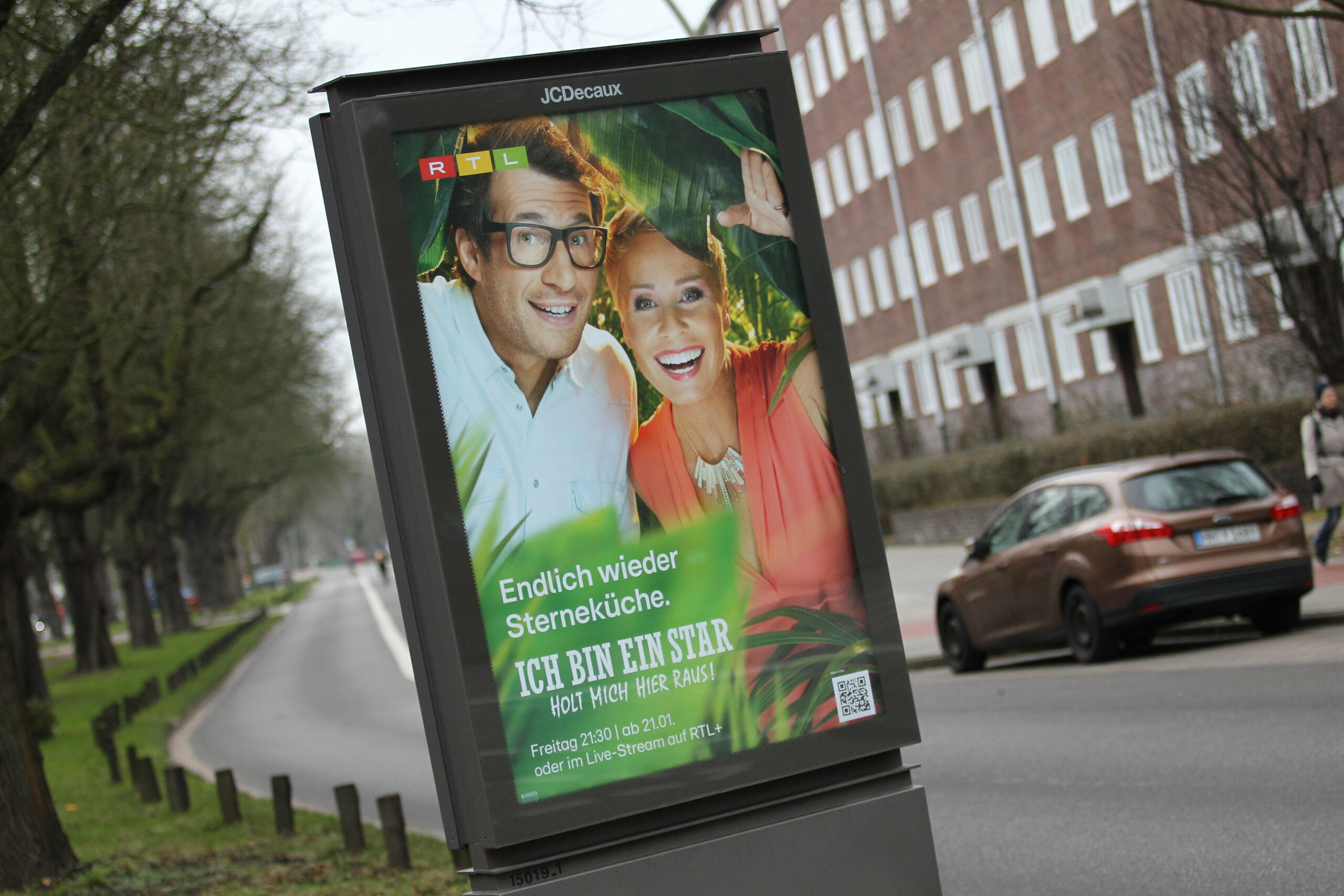 Digitale Werbeanlage wirbt fürs Dschungelcamp.
