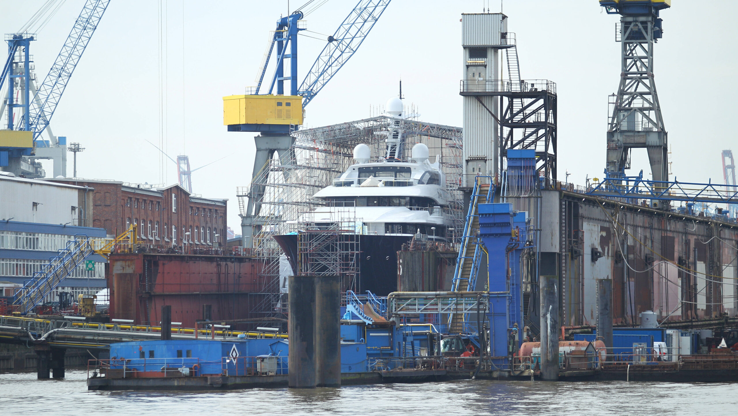 Die Yacht „Solandge“ liegt seit mehreren Monaten in der Werft von „Blohm + Voss“.