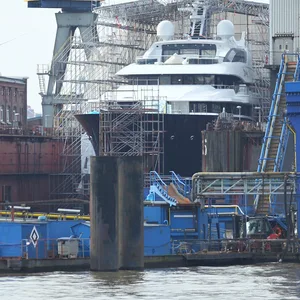Die Yacht „Solandge“ liegt seit mehreren Monaten in der Werft von „Blohm + Voss“.