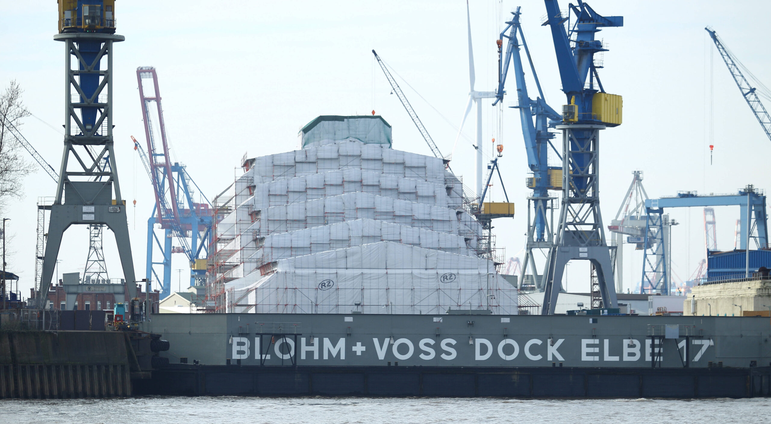 Die Yacht „Dilbar“ liegt in Dock 17 der Schiffswerft Blohm+Voss im Hamburger Hafen.