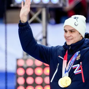 Der russische Schwimmer Evgeny Rylov bei einer Putin-Kundgebung Mitte März: Er trägt das „Z“-Symbol auf der Brust.