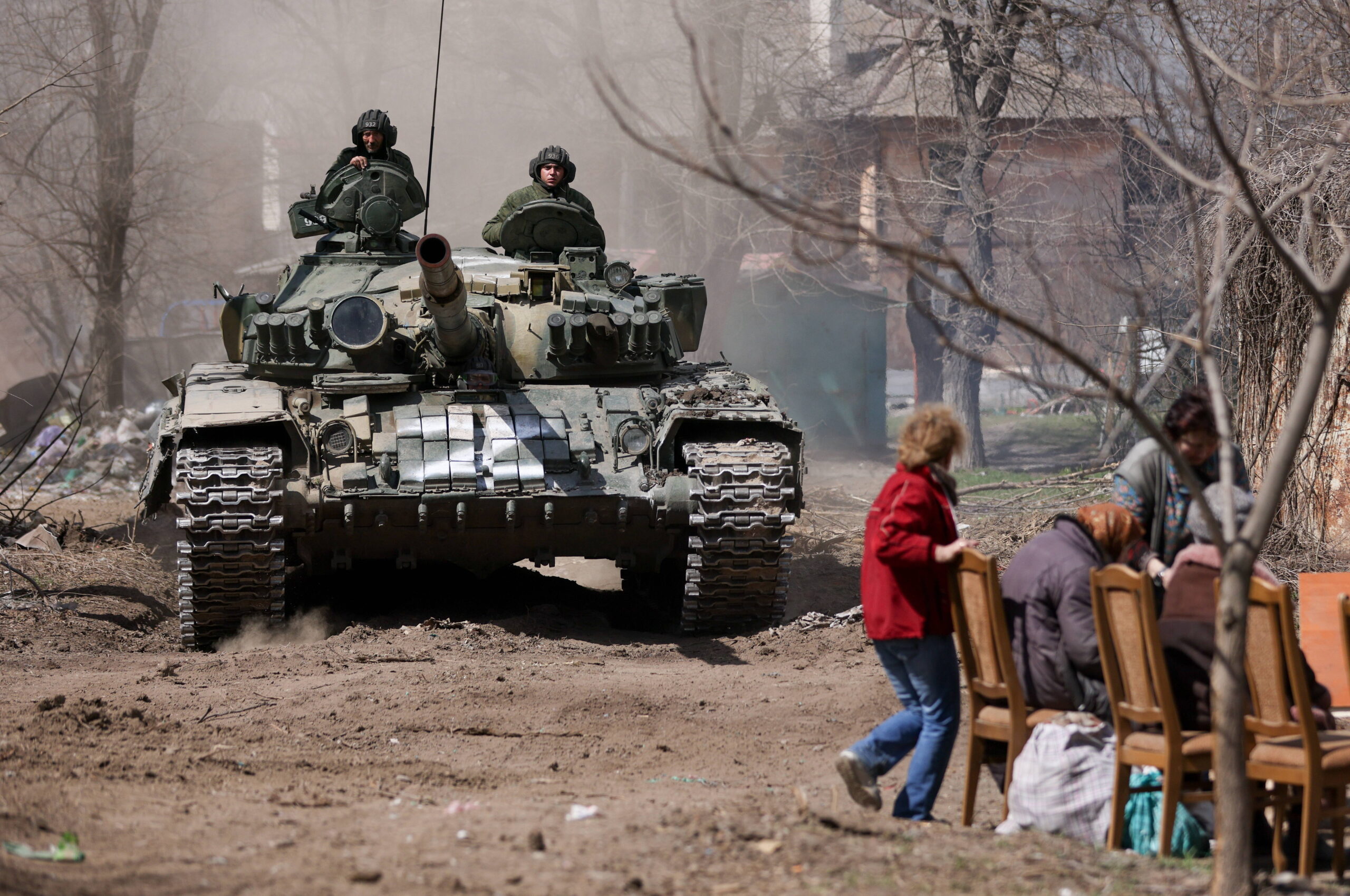 Ein Panzer der russischen Armee fährt durch die zerstörten Straßen von Mariupol.