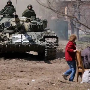 Ein Panzer der russischen Armee fährt durch die zerstörten Straßen von Mariupol.