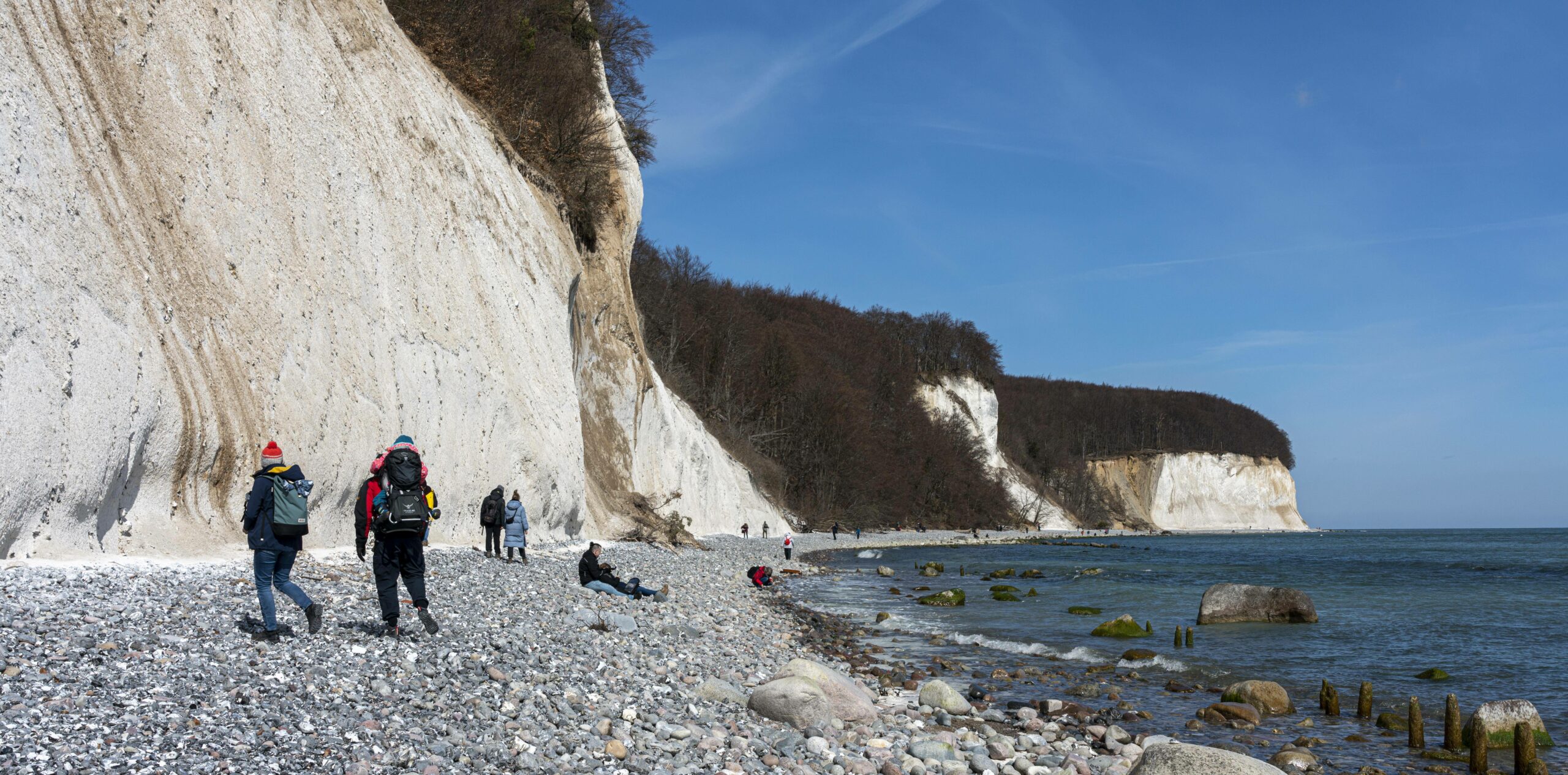 Beim Herumklettern im Steilhang im Nationalpark Jasmund auf Rügen rutschte ein 26-Jähriger ab und stürzte. Schwer verletzt wurde er mit einem Rettungshubschrauber in eine Klinik gebracht.