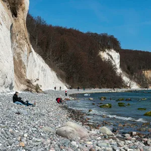 Beim Herumklettern im Steilhang im Nationalpark Jasmund auf Rügen rutschte ein 26-Jähriger ab und stürzte. Schwer verletzt wurde er mit einem Rettungshubschrauber in eine Klinik gebracht.