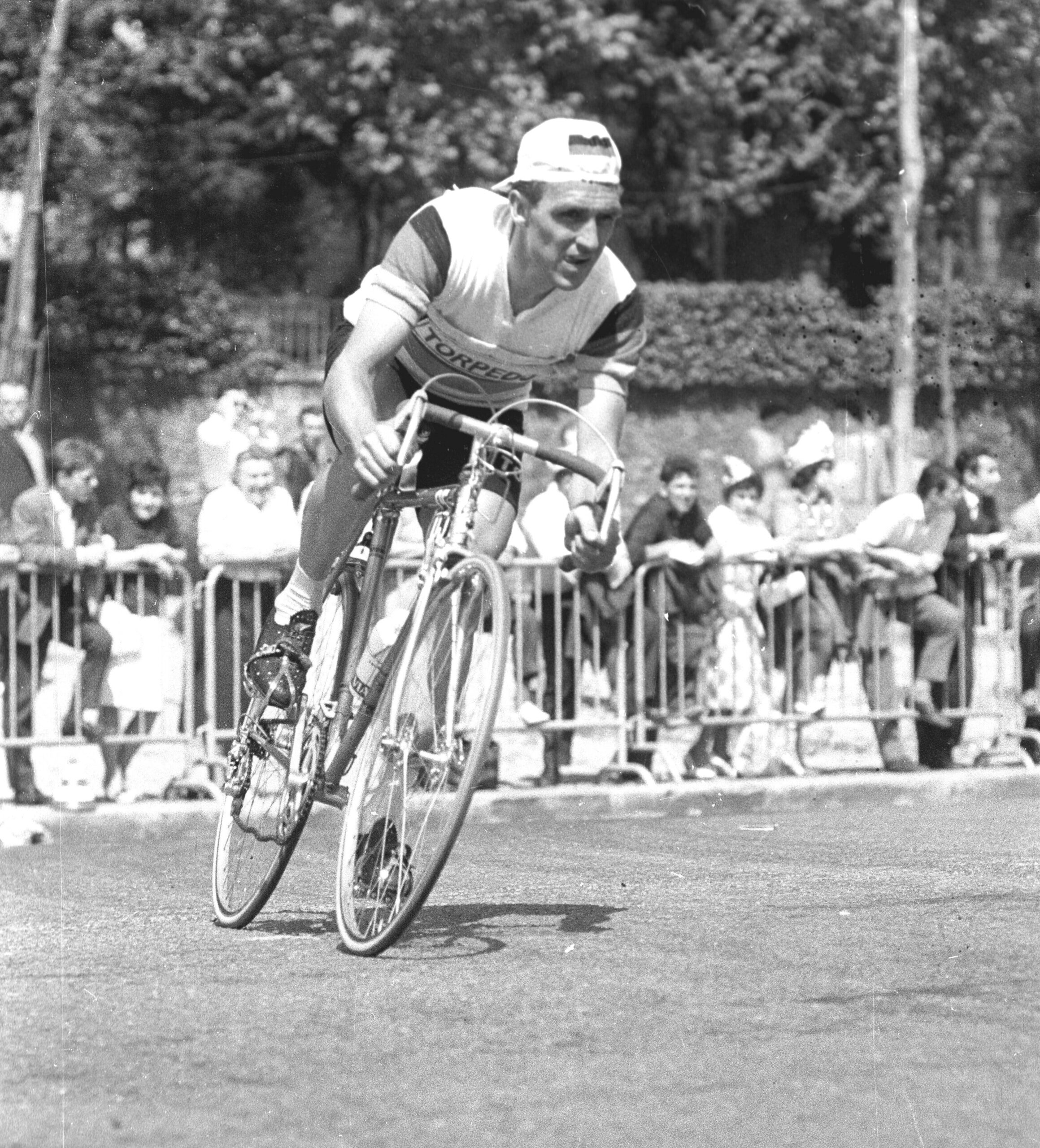 Schwarz-Weiss-Fotografie von Rad-Legende Hennes Junkermann beim Rennen