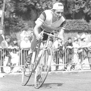 Schwarz-Weiss-Fotografie von Rad-Legende Hennes Junkermann beim Rennen