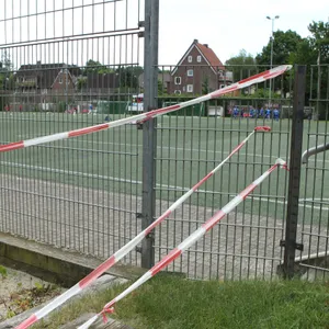 Abgesperrter Fußballplatz