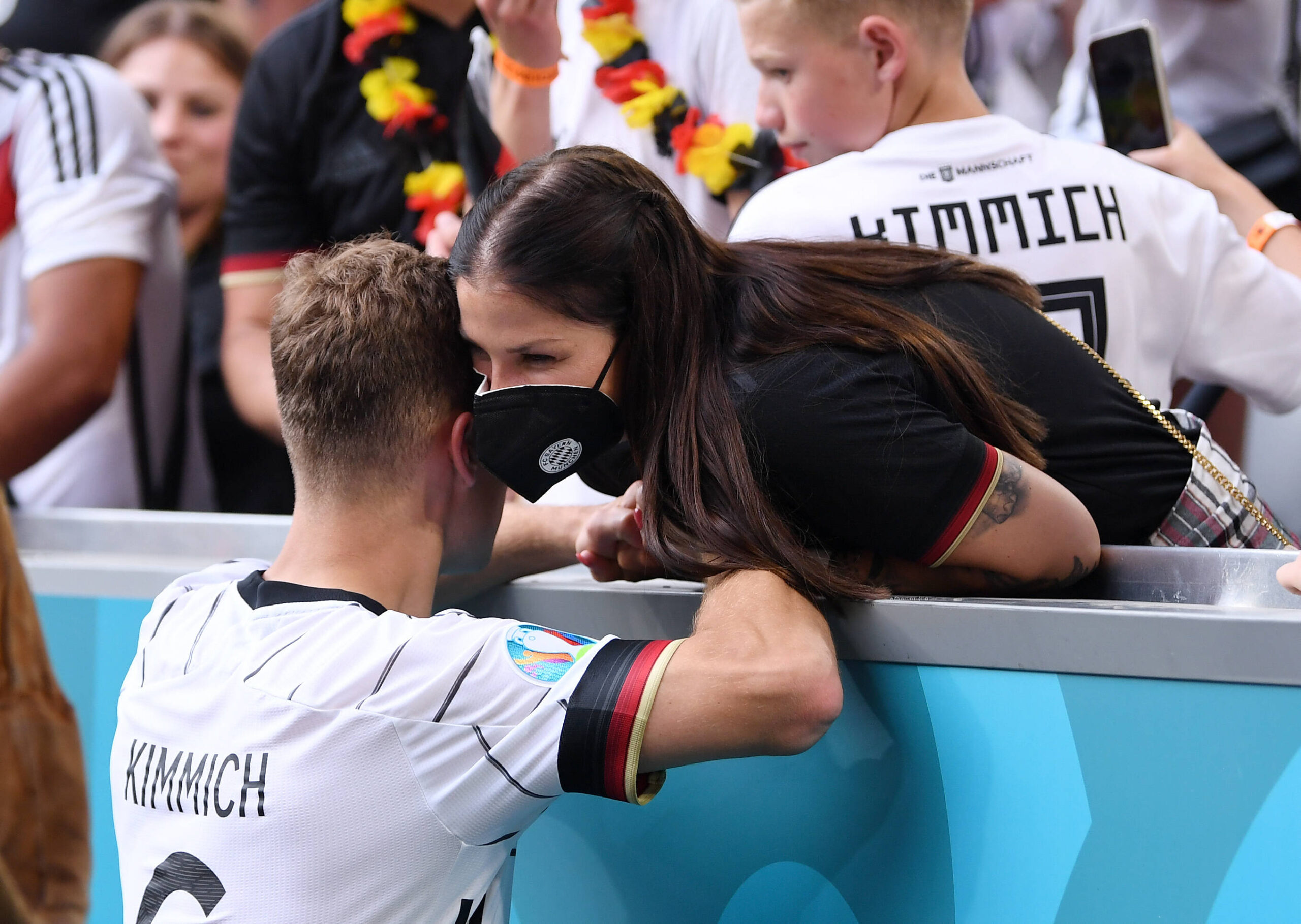 Bayern-Star Joshua Kimmich nach dem Spiel bei seiner Frau Lina Meyer an der Tribüne