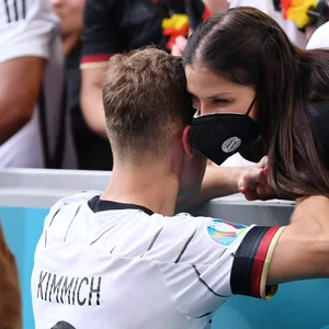 Bayern-Star Joshua Kimmich nach dem Spiel bei seiner Frau Lina Meyer an der Tribüne