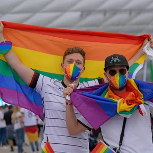Deutsche Fans mit Regenbogen-Fahne