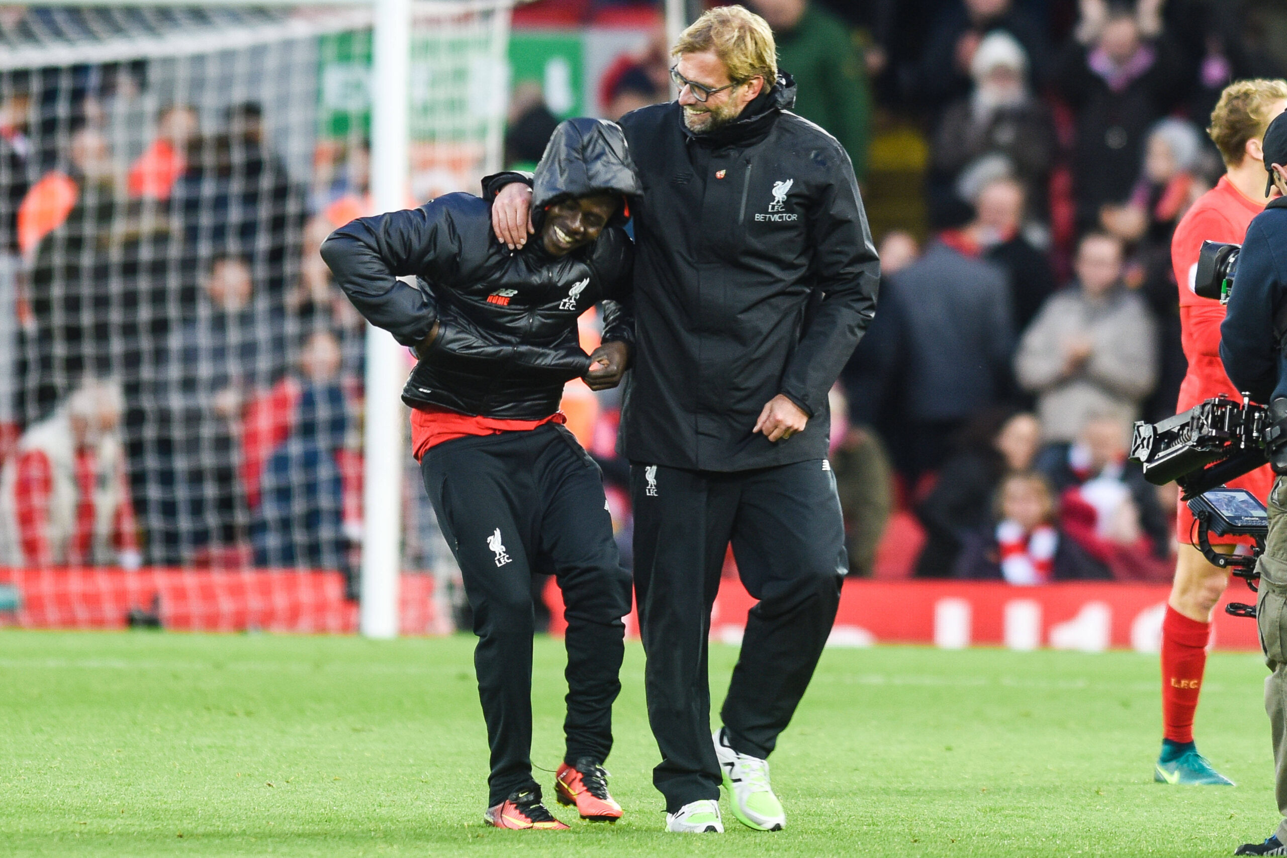 Jürgen Klopp und Sadio Mane haben sich im Arm und lachen