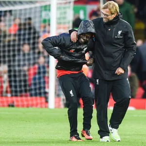 Jürgen Klopp und Sadio Mane haben sich im Arm und lachen