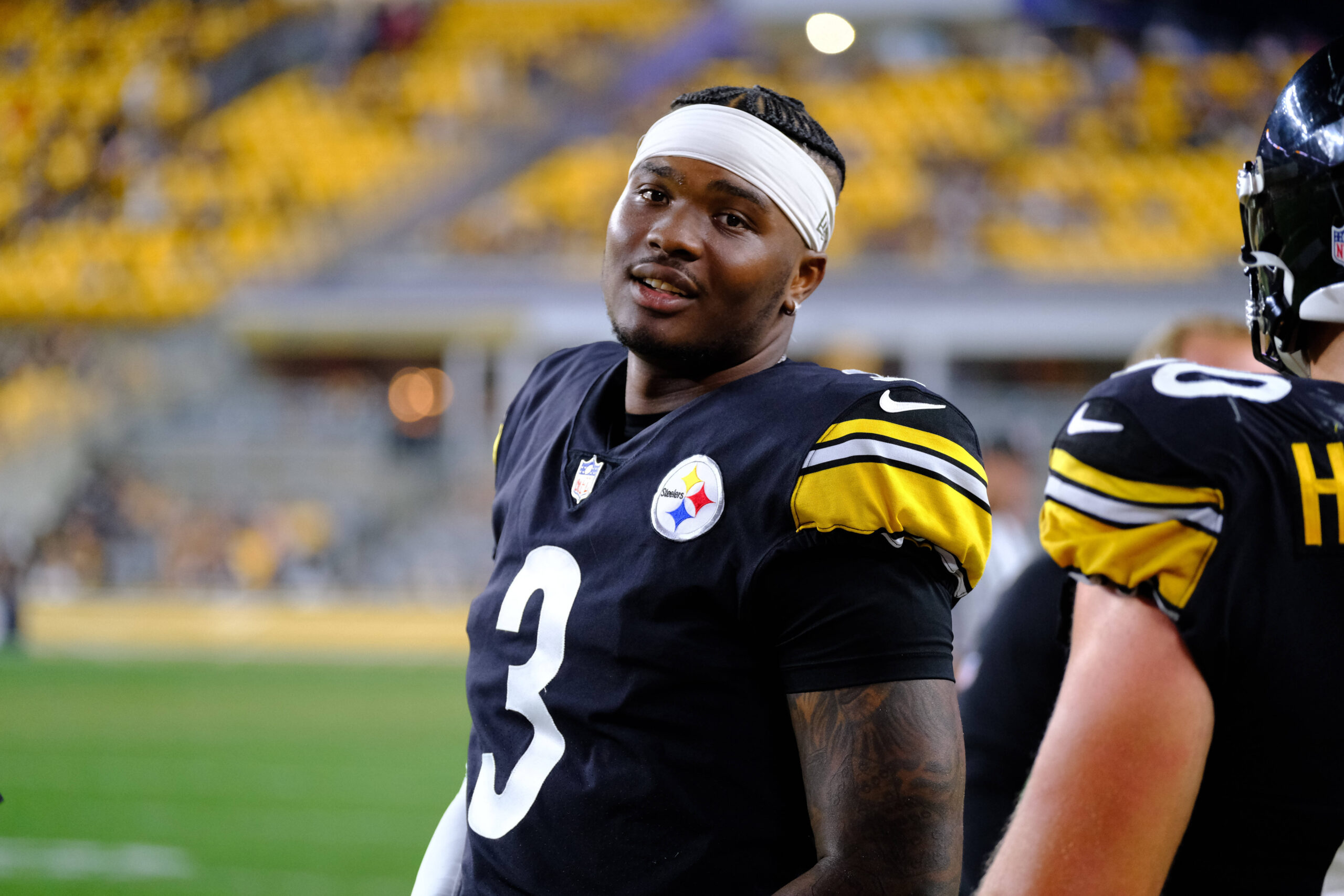 Steelers-Quarterback Dwayne Haskins schau in Richtung Kamera