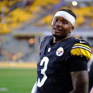 Steelers-Quarterback Dwayne Haskins schau in Richtung Kamera
