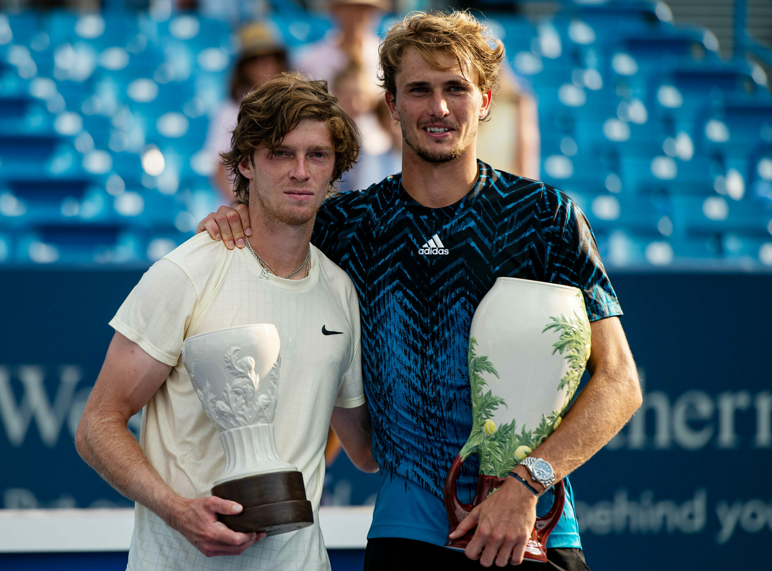 Alexander Zverev (r.) und Andrey Rublev sind enge Freunde. Der Russe darf nicht in Wimbledon antreten.