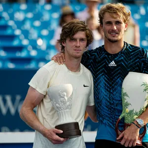 Alexander Zverev (r.) und Andrey Rublev sind enge Freunde. Der Russe darf nicht in Wimbledon antreten.