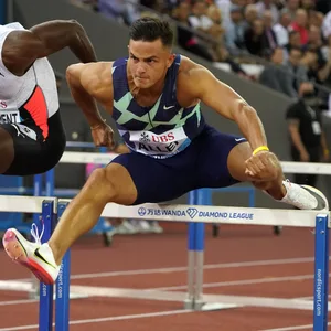 Leichtathlet Devon Allen beim Überspringen einer Hürde