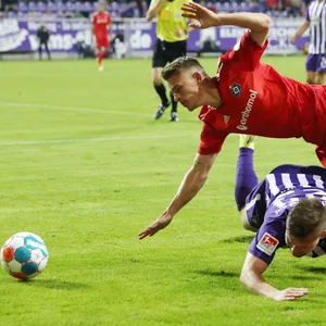 HSV-Profi Miro Muheim gegen Anthony Barylla von Erzgebirge Aue