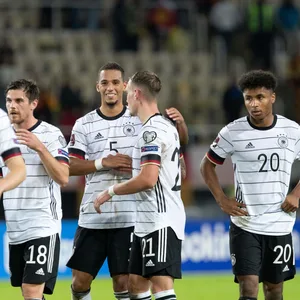 Die DFB-Spieler klatschen sich nach dem Spiel ab