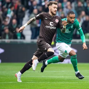 Marcel Hartel von St. Pauli gegen Werder-Profi Jean Manuel Mbom