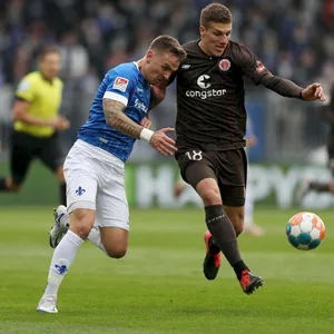 Darmstadt-Profi Phillip Tietz gegen Jakov Medic vom FC St. Pauli
