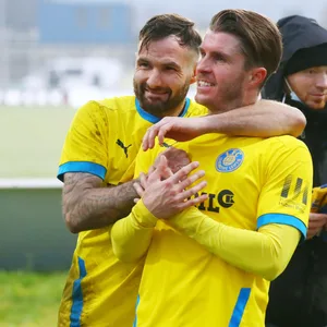 Lokomotive Leipzig-Spieler umarmen sich