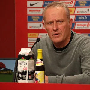 Christian Streich beantwortet Fragen auf der Pressekonferenz