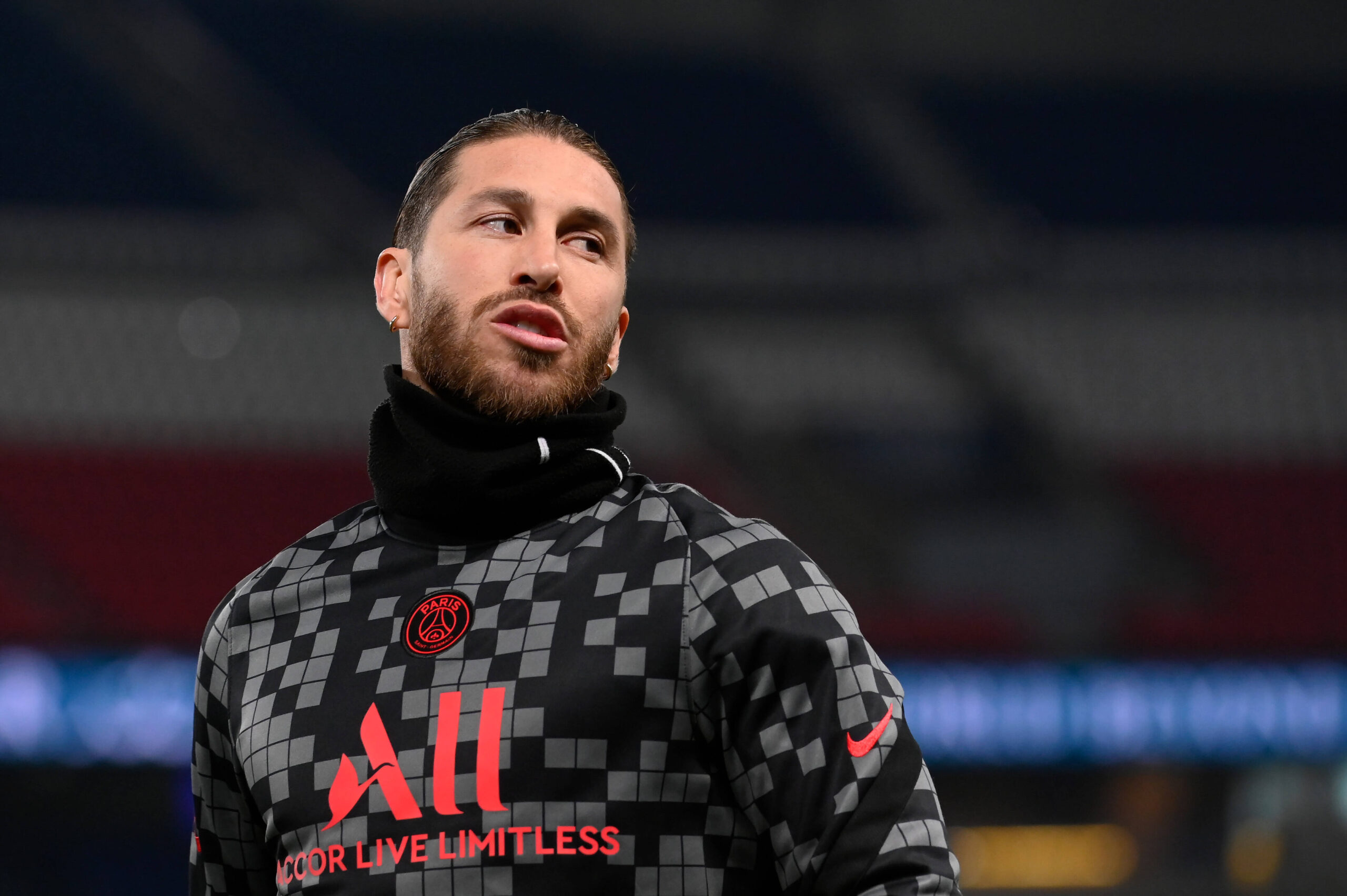 PSG Innenverteidiger Sergio Ramos mit verdrehten Augen im Aufwärmoutfit