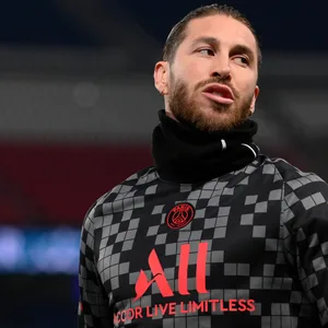 PSG Innenverteidiger Sergio Ramos mit verdrehten Augen im Aufwärmoutfit