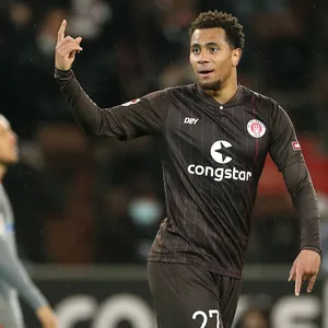 St. Pauli-Profi Etienne Amenyido jubelt