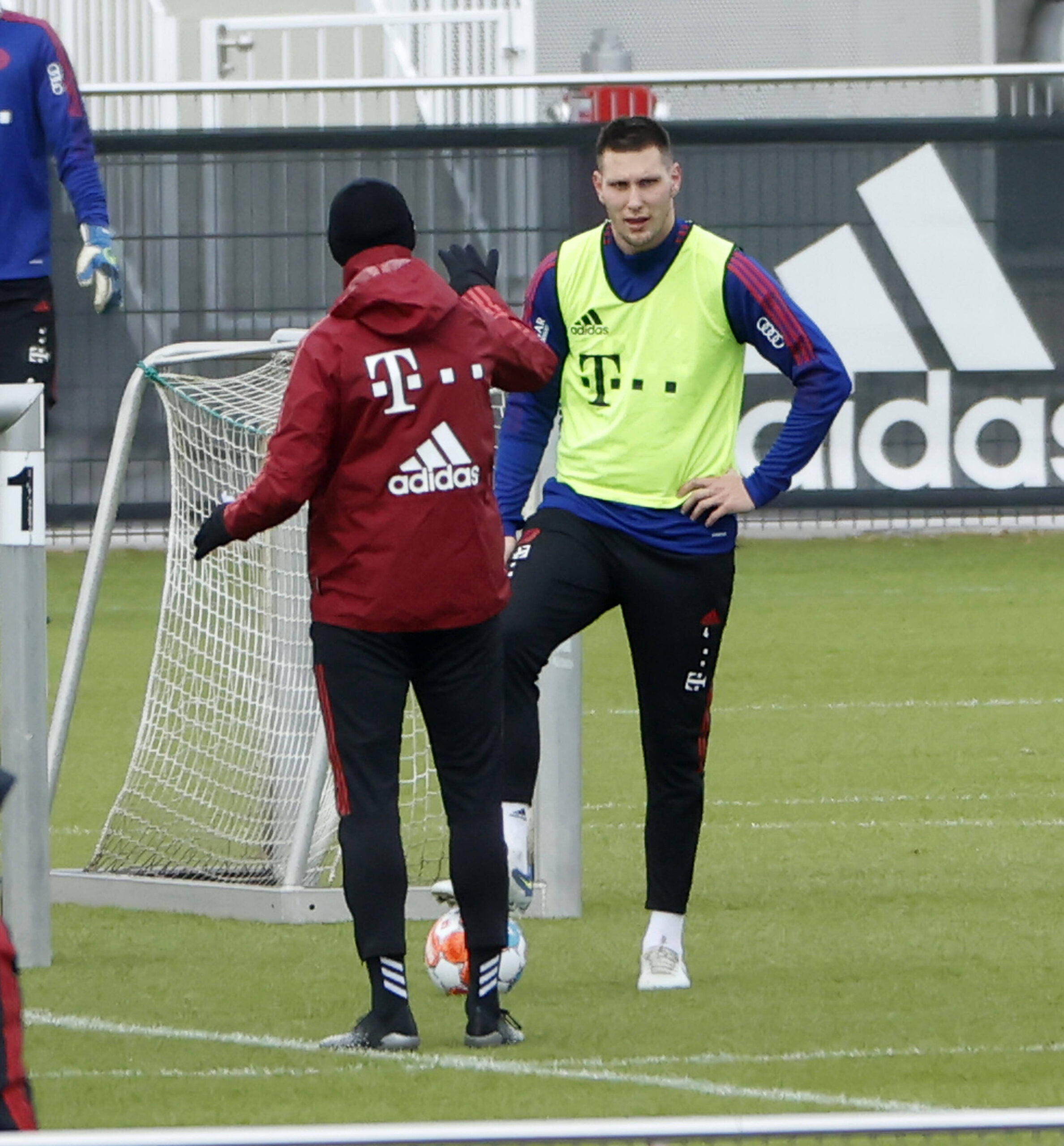 Niklas Süle steht mit Trainer Julian Nagelsmann auf dem Trainingsplatz