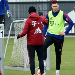 Niklas Süle steht mit Trainer Julian Nagelsmann auf dem Trainingsplatz