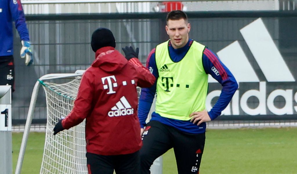 Niklas Süle steht mit Trainer Julian Nagelsmann auf dem Trainingsplatz