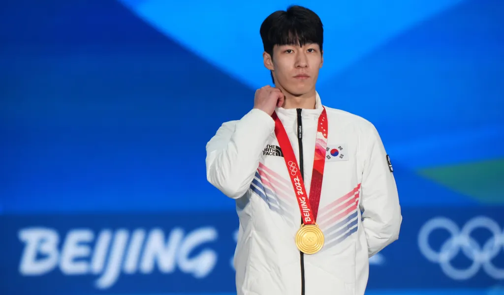 Der Shorttracker Hwang Dae Heon mit seiner Goldmedaille
