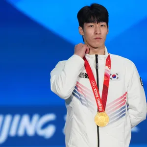 Der Shorttracker Hwang Dae Heon mit seiner Goldmedaille