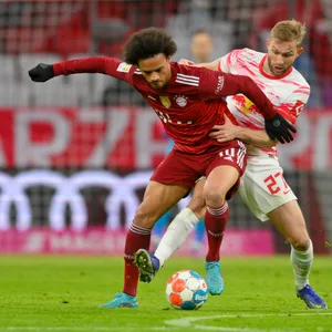 Konrad Laimer im Zweikampf mit Leroy Sané