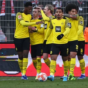 Die Mannschaft von Borussia Dortmund geht nach dem Torjubel auseinander