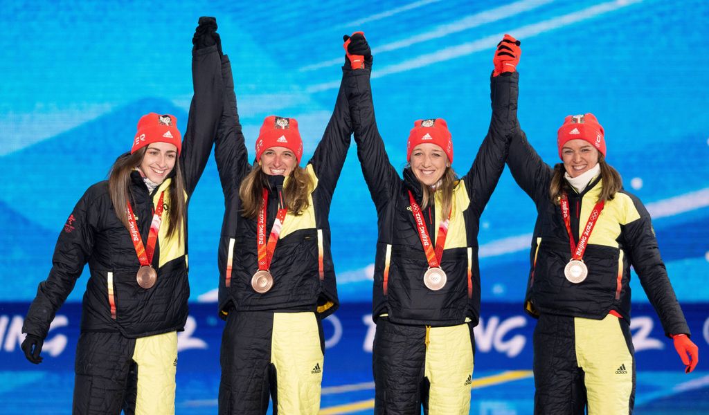 Denise Herrmann und ihre Teamkolleginnen jubeln gemeinsam über Bronze bei Olympia