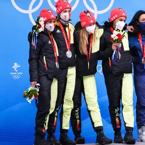 Sechs Bob-Fahrerinnen auf dem Podium bei Olympia in Peking