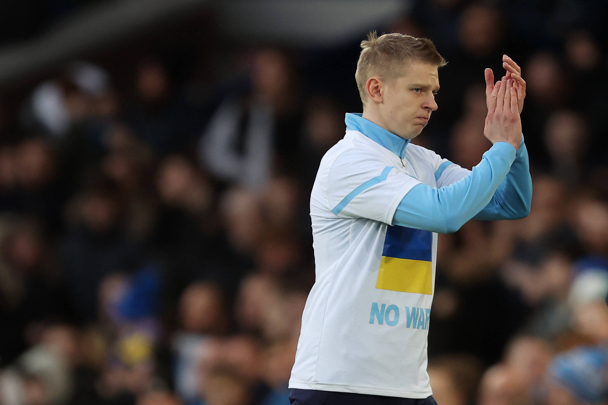 Manchester City Spieler Oleksandr Zinchenko mit Ukraine Flagge auf dem T-Shirt beim Warm machen