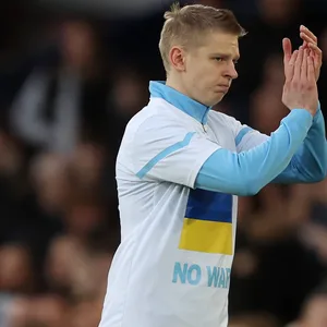 Manchester City Spieler Oleksandr Zinchenko mit Ukraine Flagge auf dem T-Shirt beim Warm machen