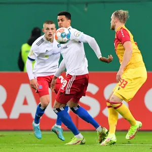 HSV-Stürmer Robert Glatzel (l.) und Karlsruhes Philipp Hofmann.